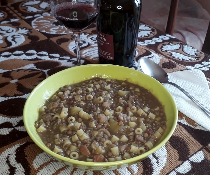 foto sopa de lentejas con pasta