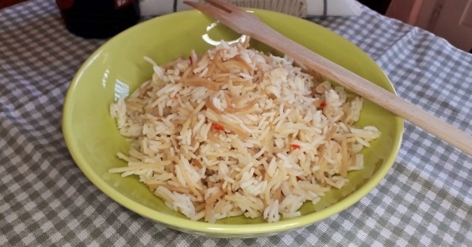 foto de arroz con fideos
