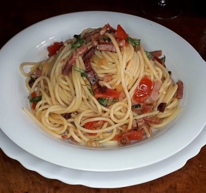 foto pasta speck tomate y albahaca