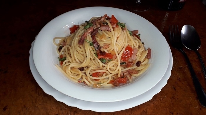 foto pasta speck tomate y albahaca