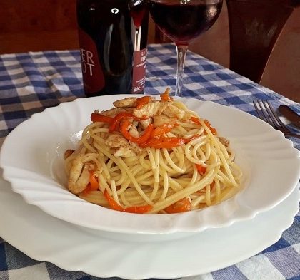 foto de pasta con pollo y pimiento