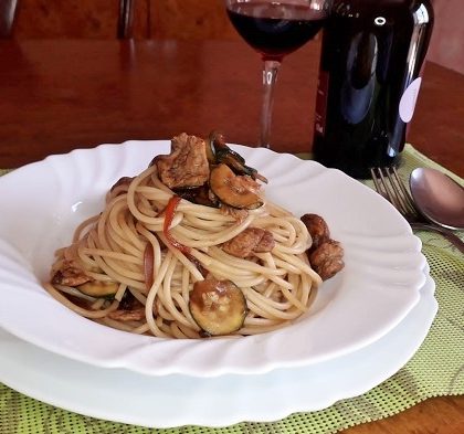 foto de pasta con pollo y calabacín