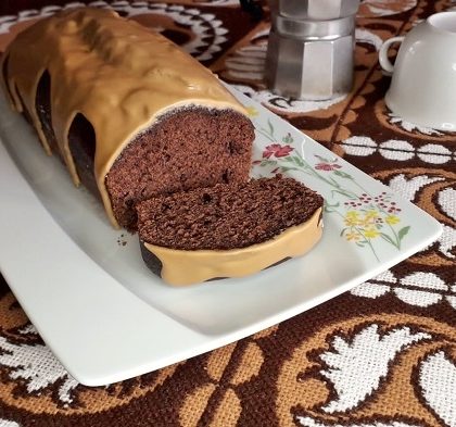 ponque de chocolate con topping de cafe