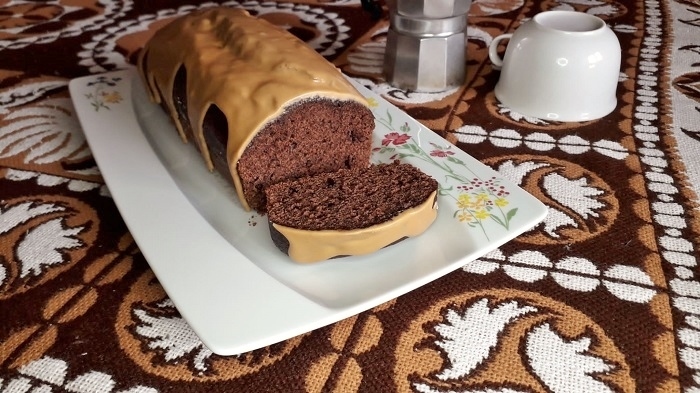 ponque de chocolate con topping de cafe
