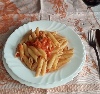 foto de salsa de tomates y parmesano
