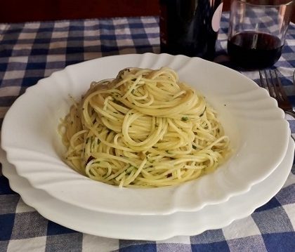 espaguetis ajo olio y peperoncino