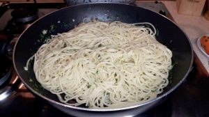 espaguetis ajo aceite con un toque de peperoncino