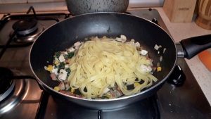 pasta con pollo y espinacas preparacion