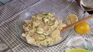 ensalada fria de pasta con calabacín y atún