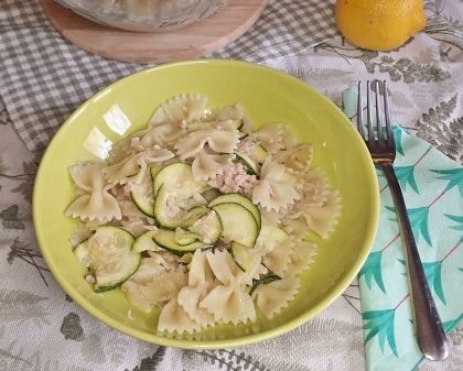 ensalada de pasta con calabacín y atún