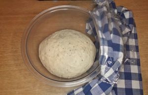 masa de grisines de orégano y parmesano levitada