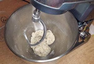 preparación masa grisines orégano y parmesano