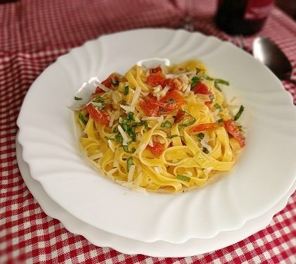 tagliatelle con tomate y albahaca
