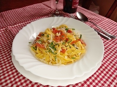 tagliatelle con tomate y albahaca