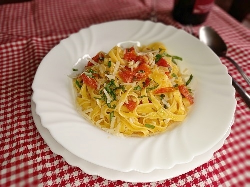 tagliatelle con tomate y albahaca