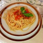 Pasta con Tomates Frescos y Albahaca