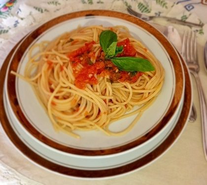 Pasta con Tomates Frescos y Albahaca
