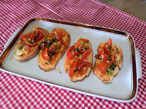 Bruschettas con Tomates y Albahaca